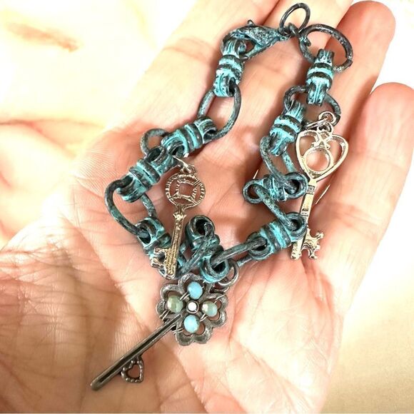 Blue metal key charm bracelet - Picture 3 of 9